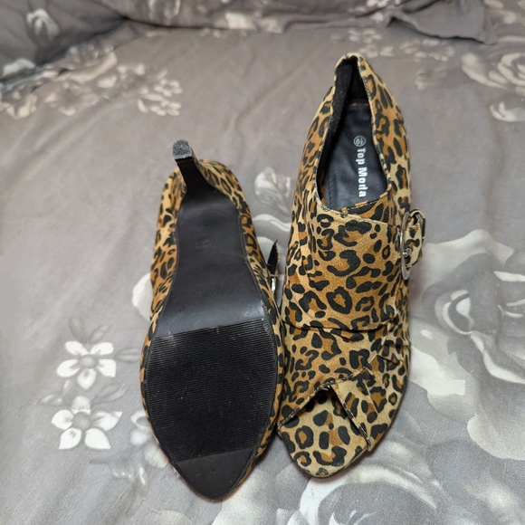 Woman's Leopard Print Open Toe Heels - Picture 3 of 6